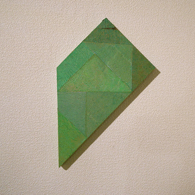 Touchant du doigt une jeune feuille frêle comme l'enfant allaité