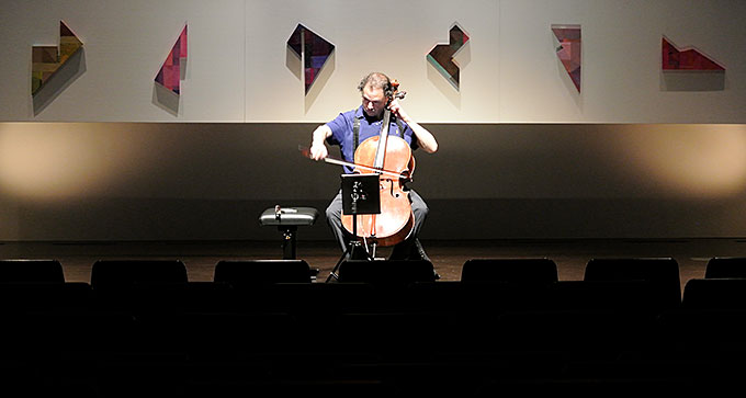 La sonorité parte d'un violoncelle ancien qui embaume l'air inondé par la lumière matinal